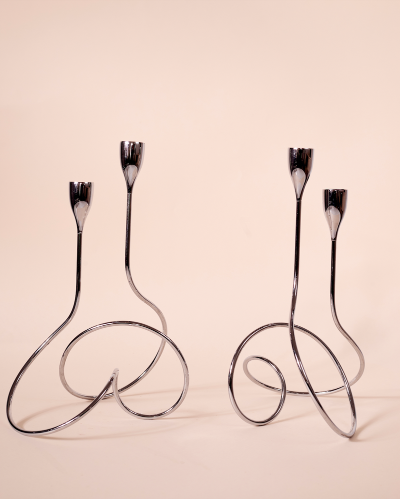 Paire de bougeoirs en métal chromé