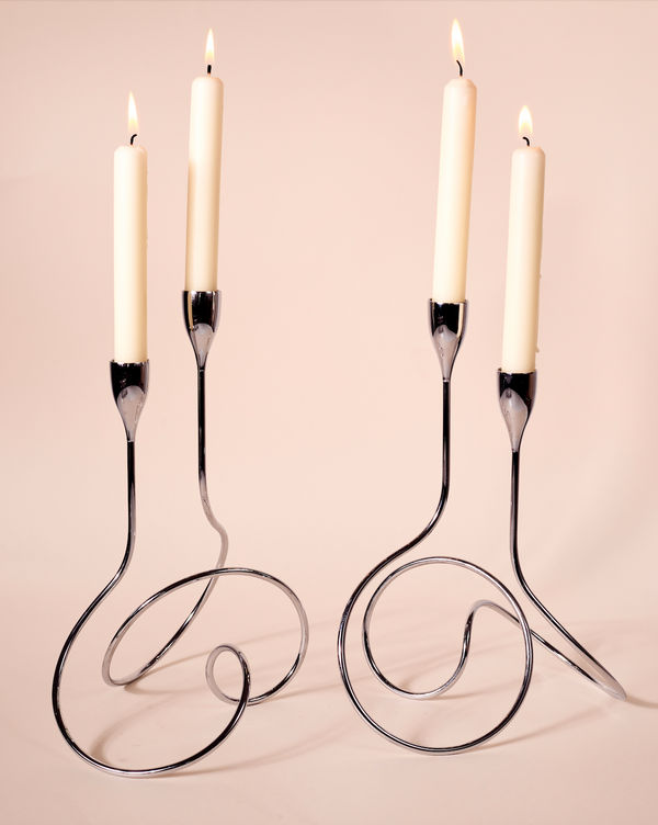 Paire de bougeoirs en métal chromé