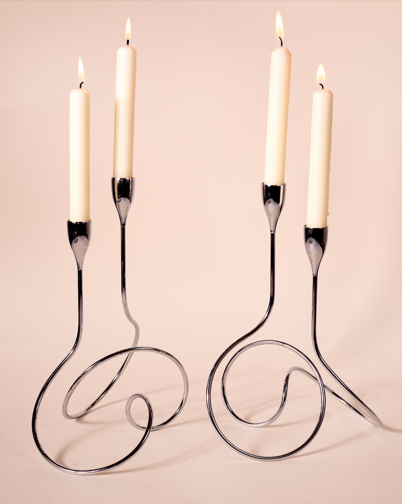 Paire de bougeoirs en métal chromé