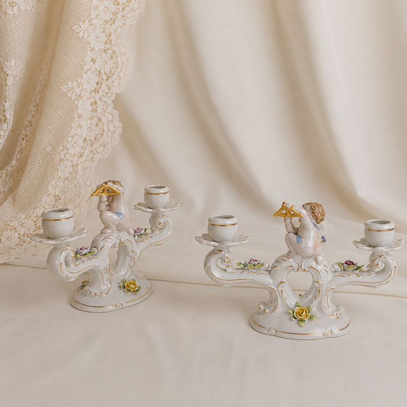 Paire de bougeoirs en porcelaine à deux branches