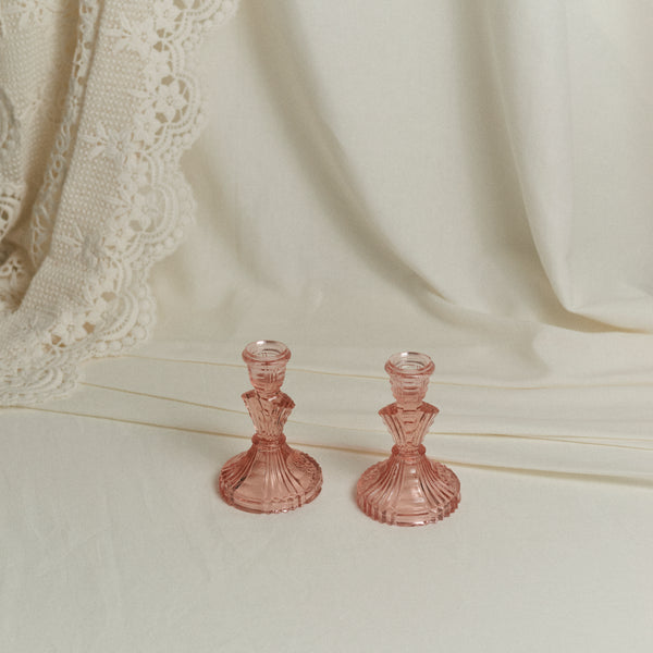 Paire de bougeoirs en verre rose