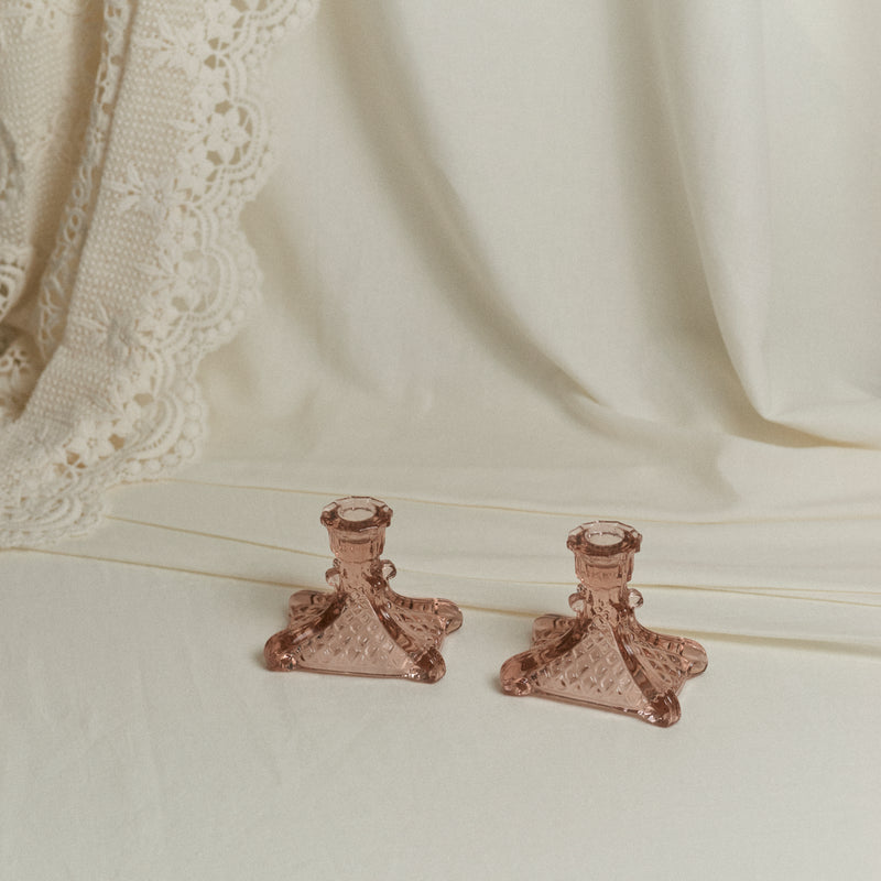 Paire de bougeoirs en verre rose