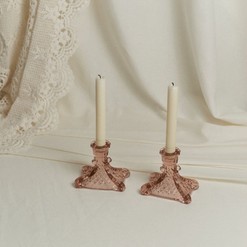 Paire de bougeoirs en verre rose