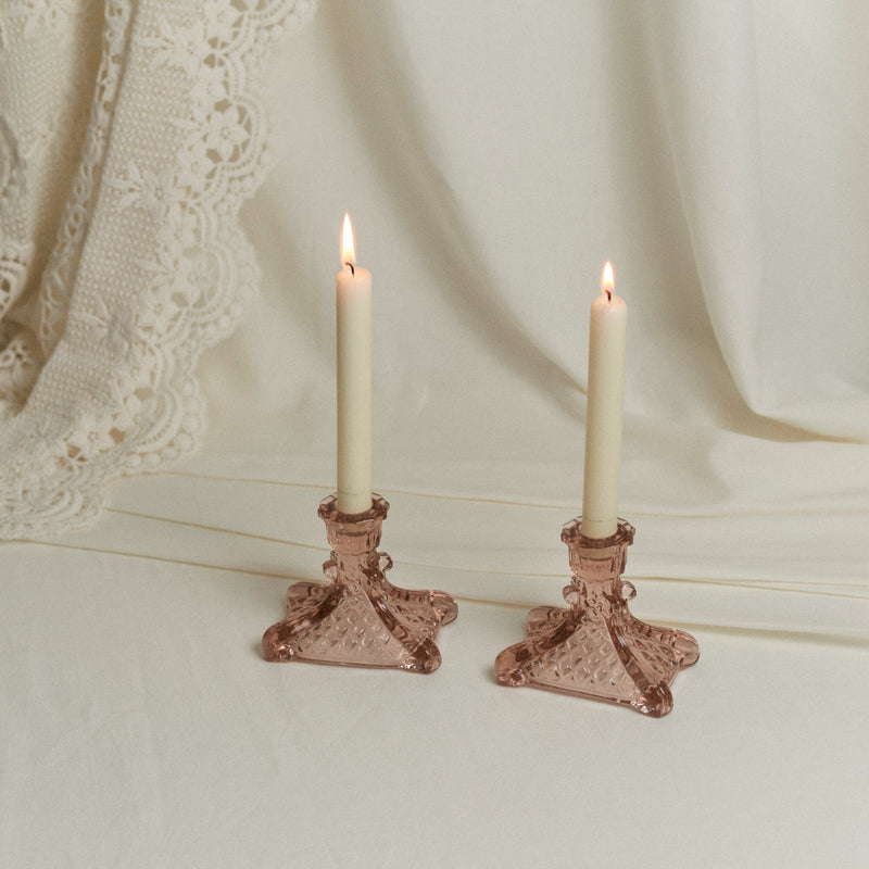 Paire de bougeoirs en verre rose