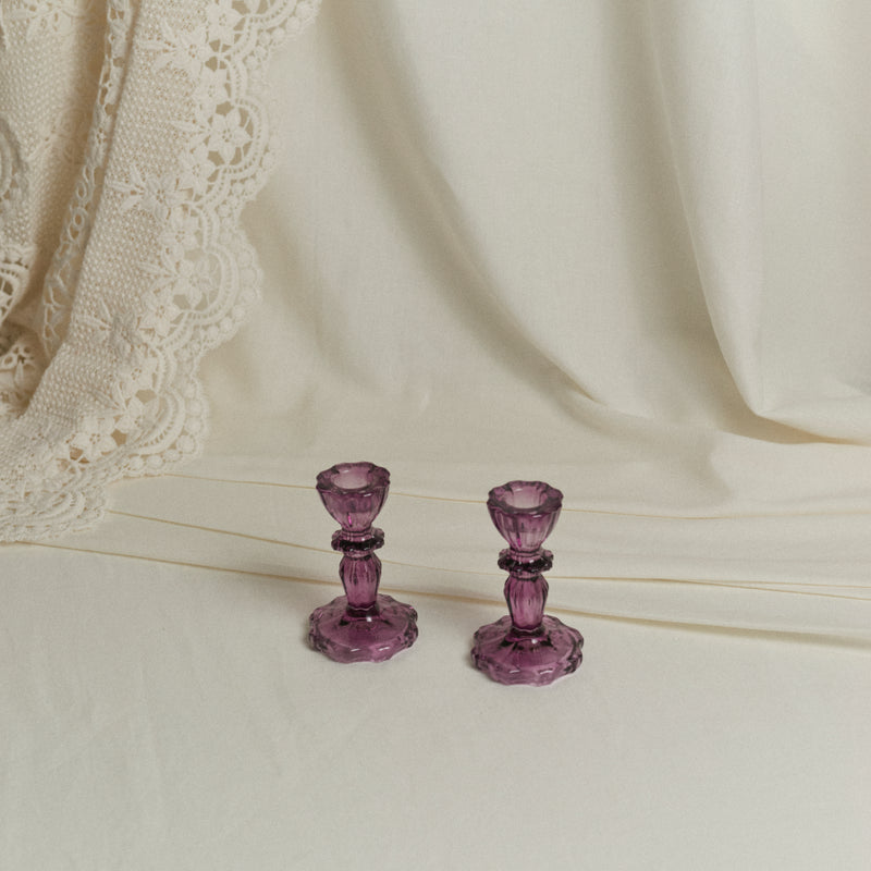 Paire de bougeoirs en verre violet
