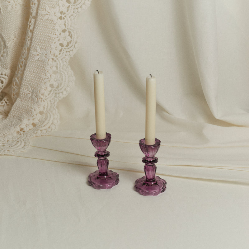 Paire de bougeoirs en verre violet