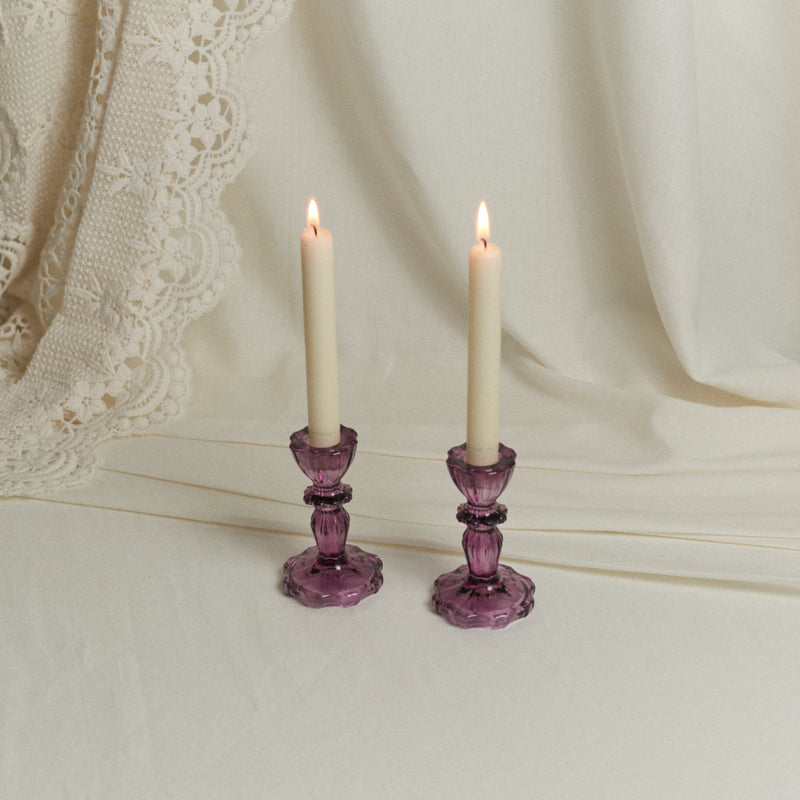 Paire de bougeoirs en verre violet